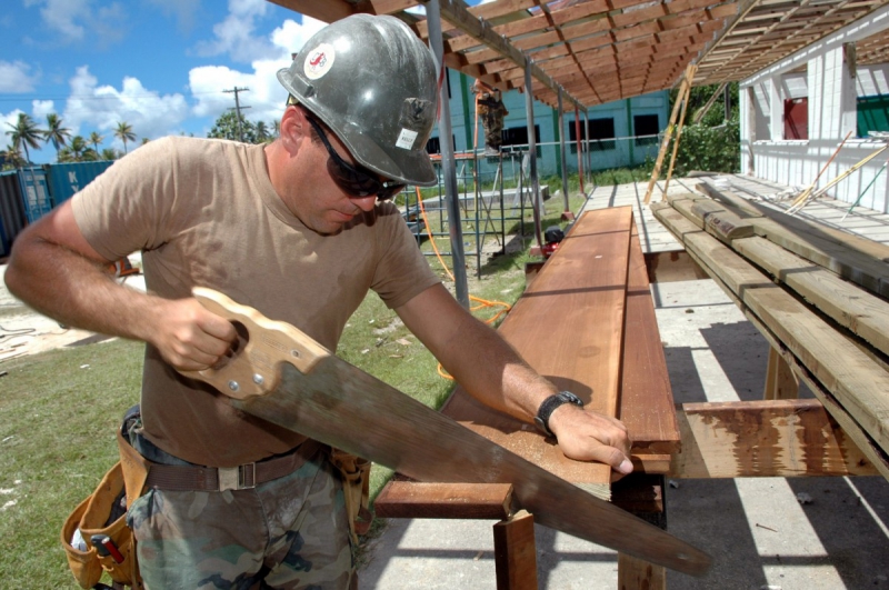 ebeniste-ENTRECASTEAUX-min_worker_construction_building_carpenter_male_job_build_helmet-893290